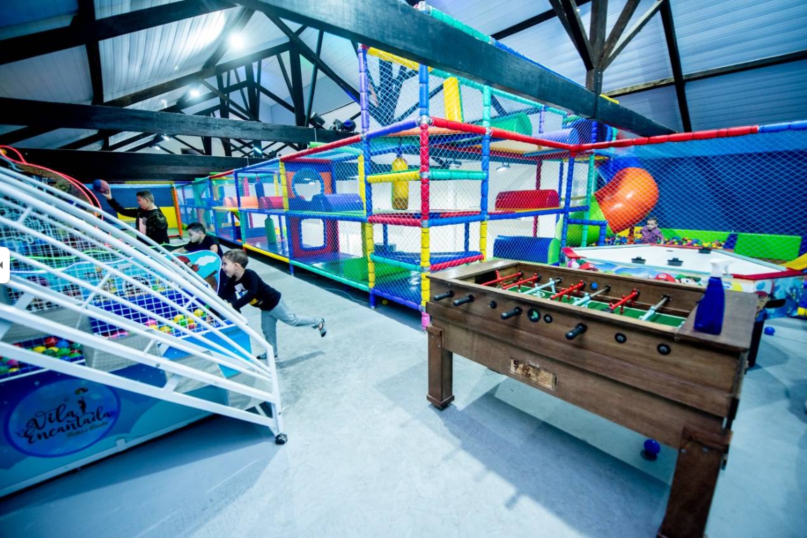 Mesa de totó de madeira maciça, aero hockey iluminado e basquete kids na Vila Encantada