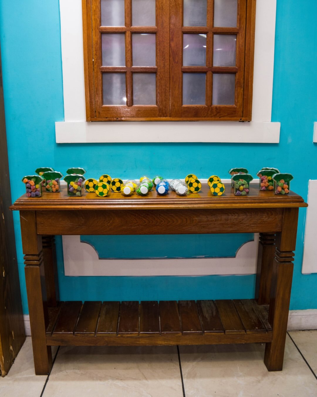 Mesa de doces finos e lembrancinhas temáticas