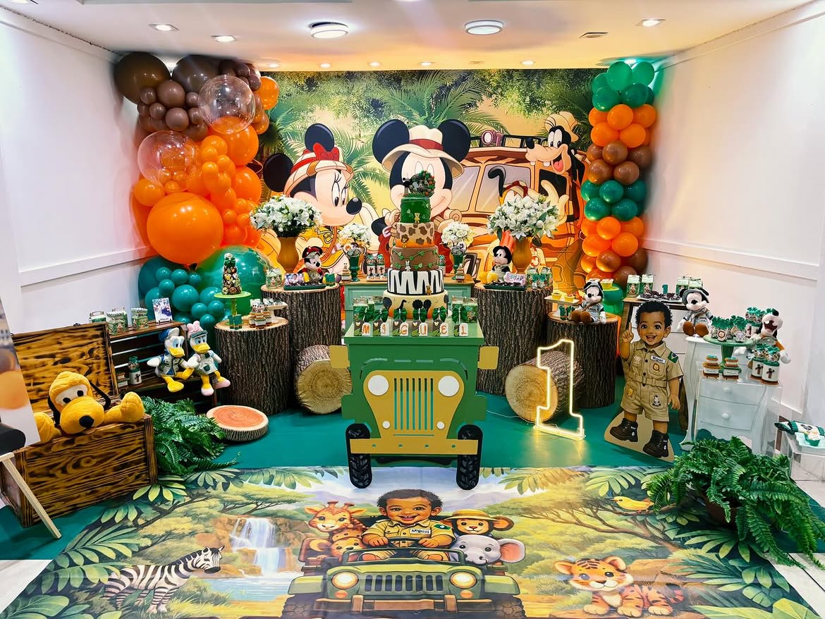 Decoração de 1 ano Mickey Safari com jipe cenográfico e balões orgânicos