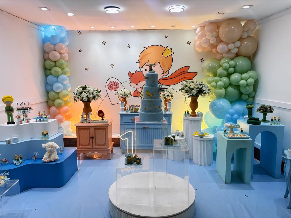 Decoração de 1 ano O Pequeno Príncipe com raposa e rosas delicadas